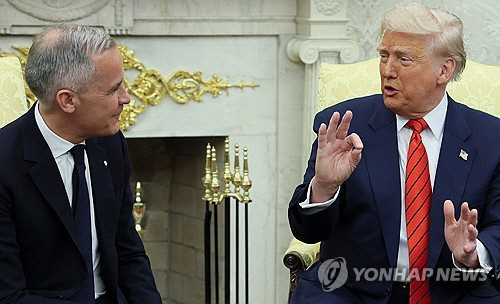 캐나다 총리와 회담하는 트럼프(오른쪽) 대통령. 워싱턴 로이터=연합뉴스